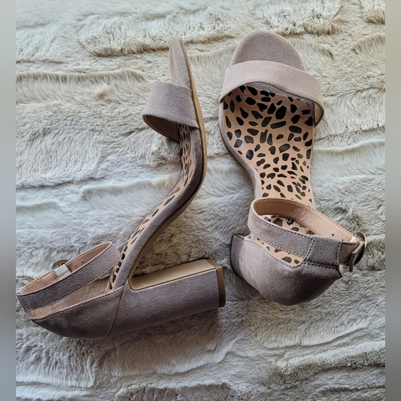 EUC ASOS Look block heel sandal in stone size 8 - Picture 3 of 7